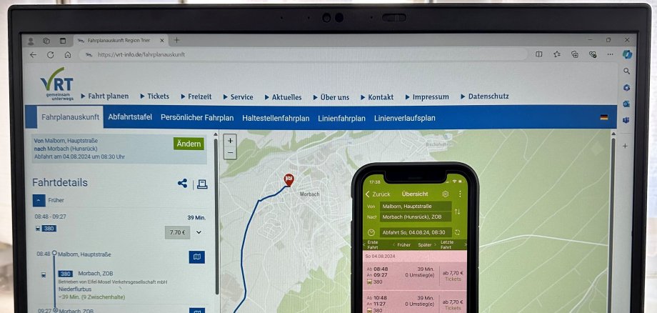 Monitor und Handy zeigen die VRT-App